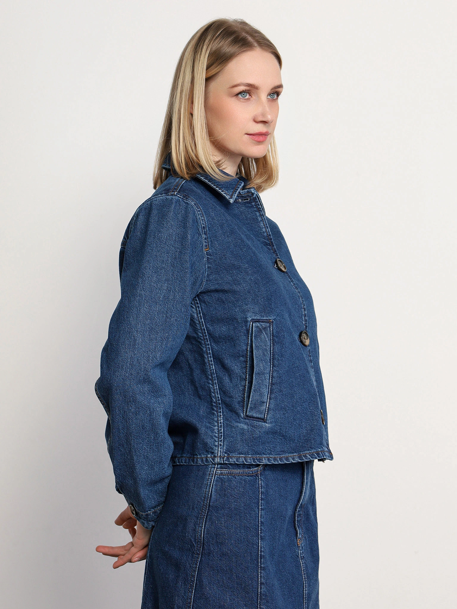 Куртка джинсовая укороченная темно-синего цвета